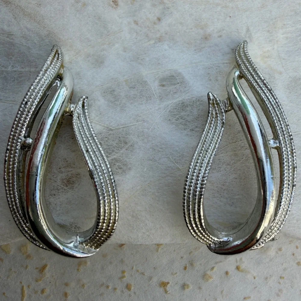 Vintage Sarah Coventry Silver Tone Textured Teardrop Clip On Earrings 1980s